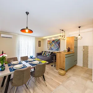 Ema 2br Apt. In Old Town Centre Apartament